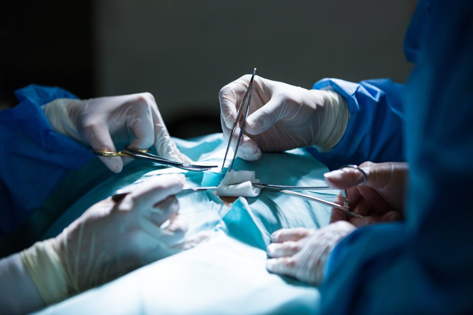 surgeons-performing-operation-operation-room-min